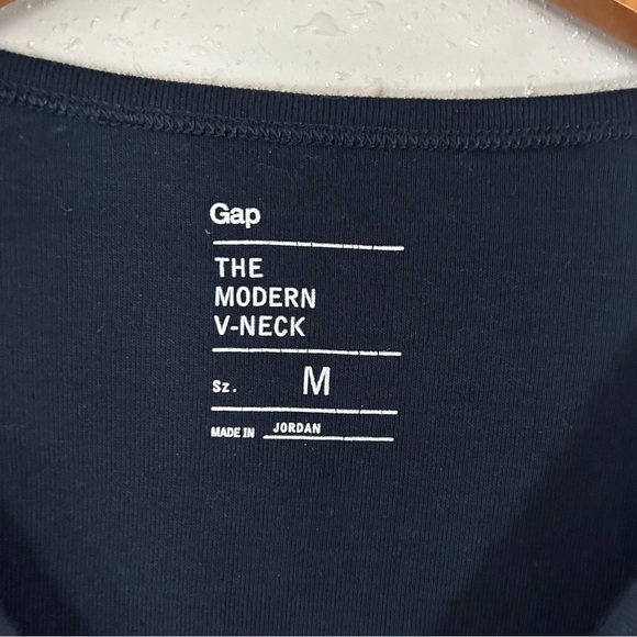🦋 Gap The Modern V-Neck Short Sleeve T-Shirt Casual  Medium Navy Blue - Picture 2 of 6